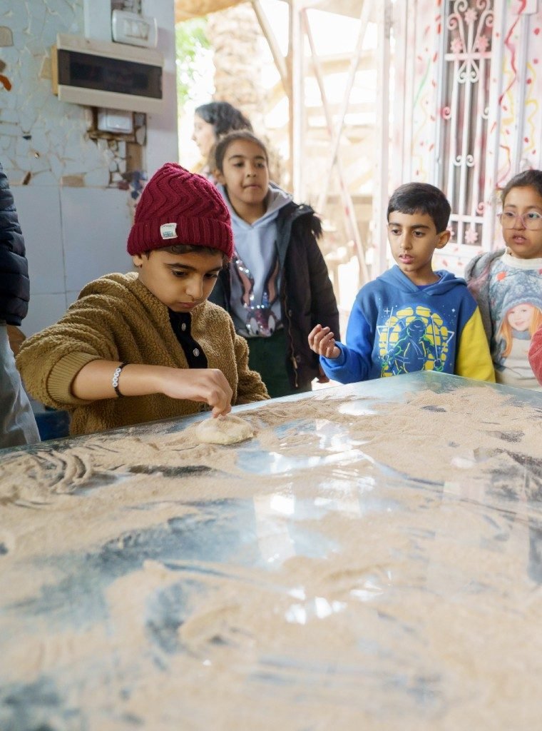 young-woman-in-art-class-r30q71mhfguaocfognkqv2zj32h3fae7yr7y7afpq8 (5)